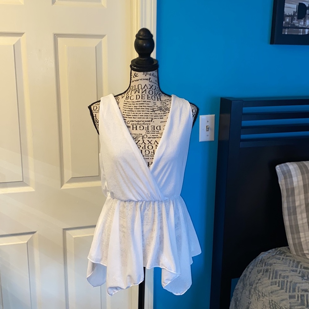 Women’s white flowy tank top size medium